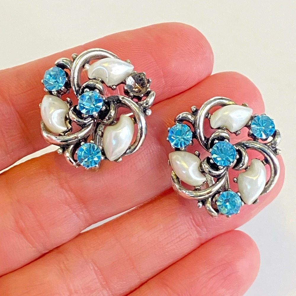 Lisner Vintage Screw Back Earrings Blue Rhinestone Baby Tooth‎ Faux Pearl READ